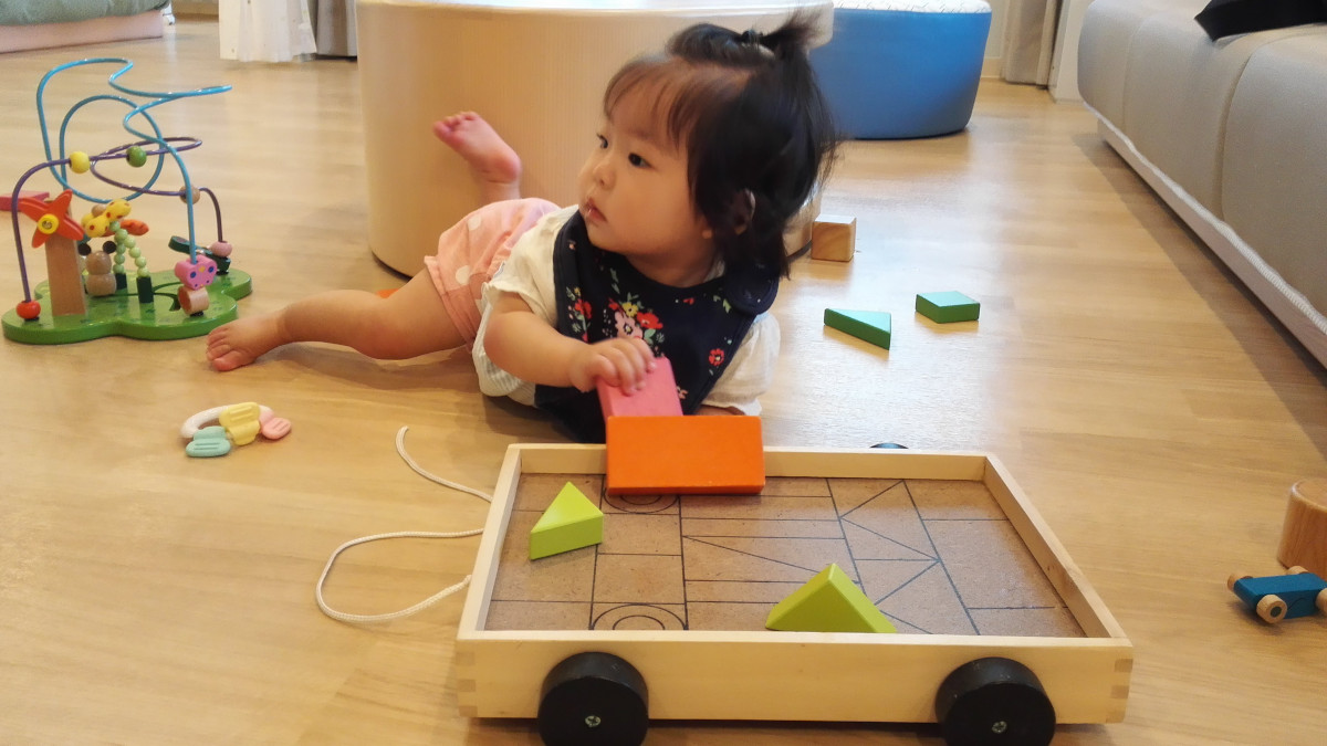 ホテルエピナール那須のメインタワー ベビーコーナールーム 知育おもちゃで遊ぶ10か月の女の子