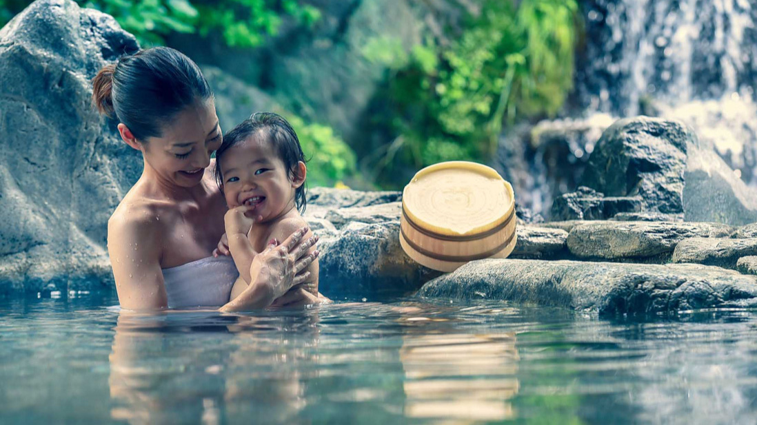 ホテルエピナール那須の温泉大浴場 露天風呂に入る親子
