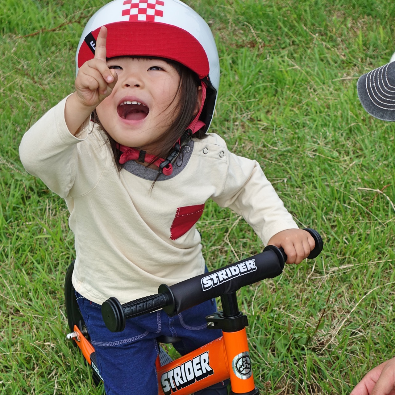bernのヘルメットをかぶりストライダースポーツモデルに乗る女の子