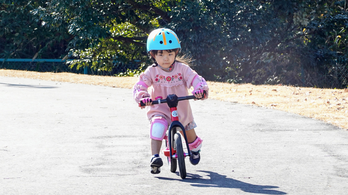 シンプリーキッズのヘルメットをかぶってストライダーST-Rに乗る女の子