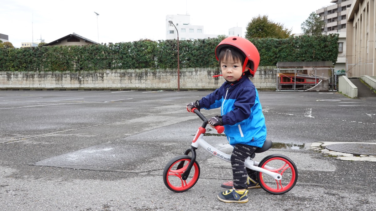 キックバイク・グロッバーゴーバイクデュオに乗る２歳の男の子