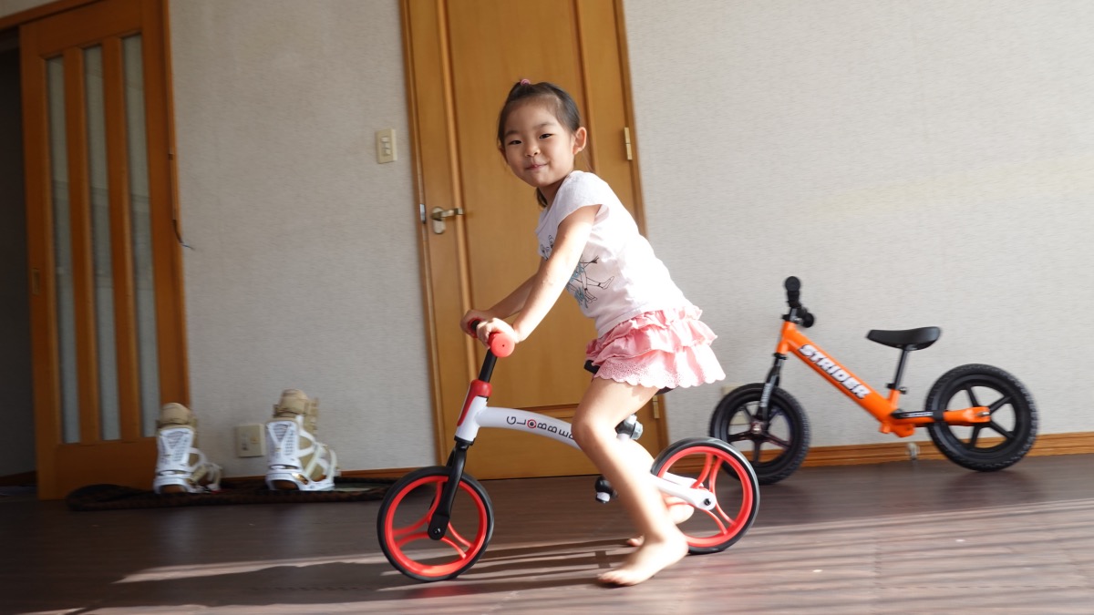 グロッバーゴーバイクデュオに乗る４歳の女の子