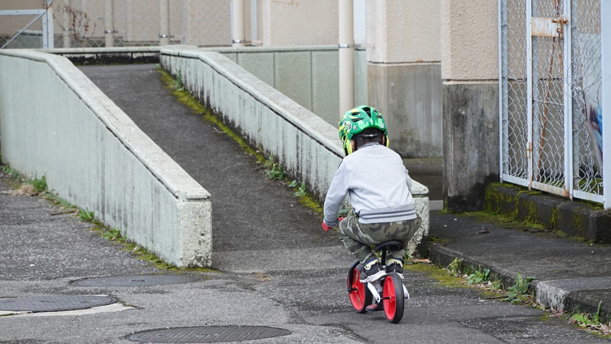 グロッバーゴーバイクデュオに乗る4歳の男の子