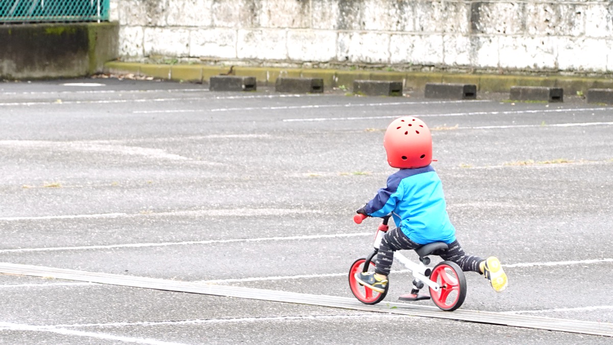 グロッバー ゴーバイクデュオに乗る2歳の男の子
