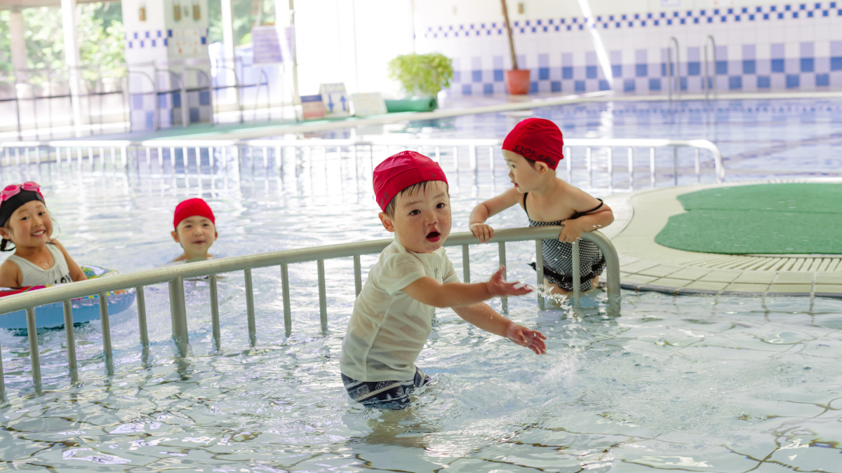 ホテルエピナール那須のプールで遊ぶ子どもたち