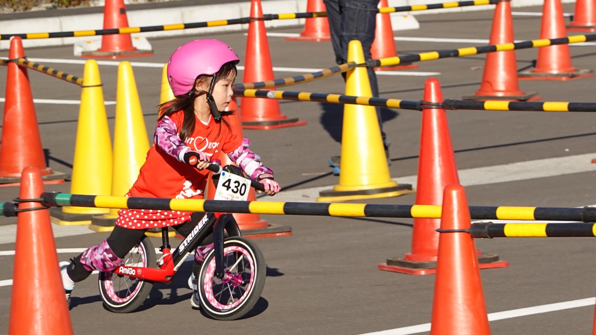 ストライダー・ランバイク大会のとちキッズCUP　本予選で独走する女の子