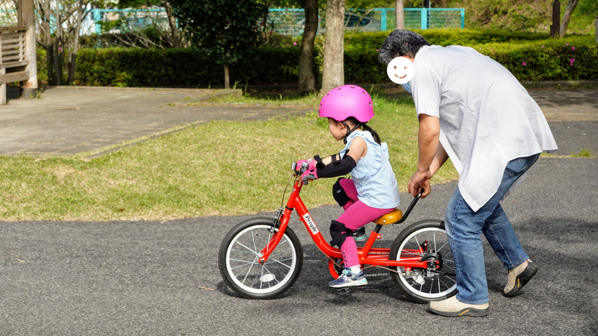ケッターサイクルで自転車練習をする4歳の女の子