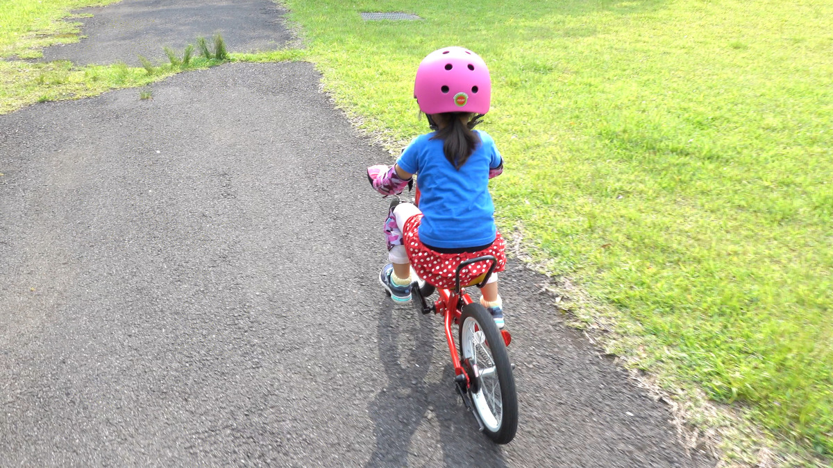 ケッターサイクルに乗る4歳3か月の女の子