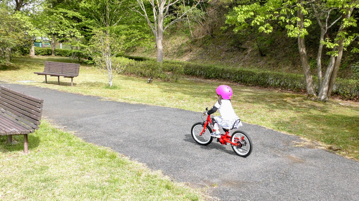 ケッターサイクルで自転車の練習をする4歳の女の子