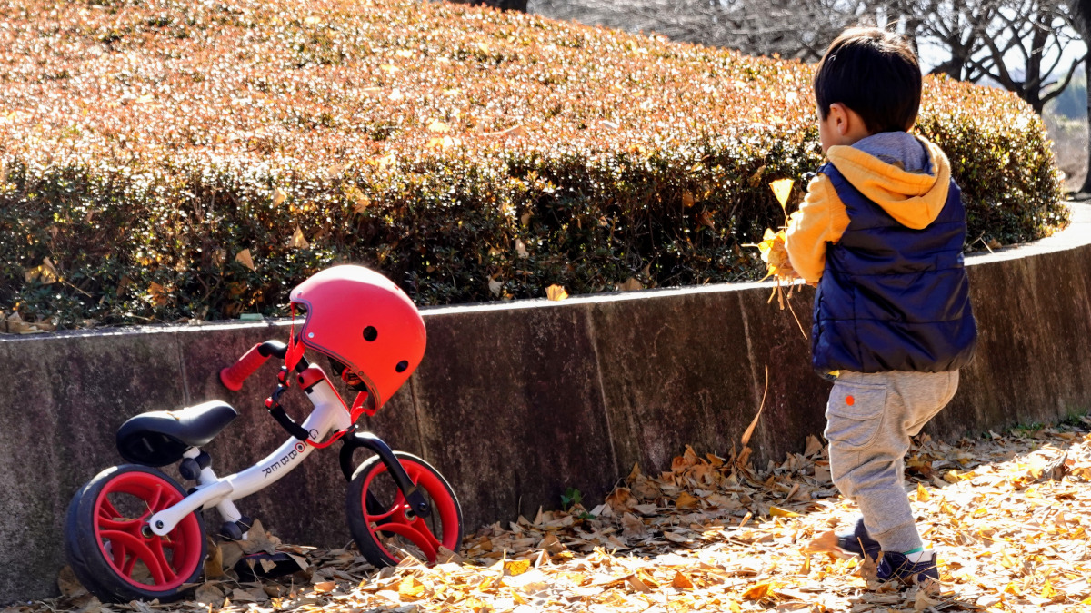 2歳の男の子とグロッバー・ゴーバイクデュオ、グロッバーヘルメット