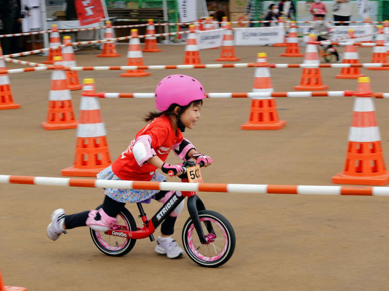 ストライダー大会 ジャパンカップキックバイク大会に出場する5歳女の子