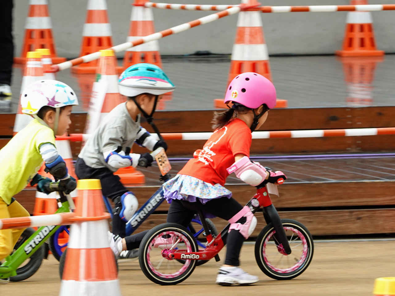 ストライダー大会のジャパンカップキックバイク大会 予選を走る5歳の女の子