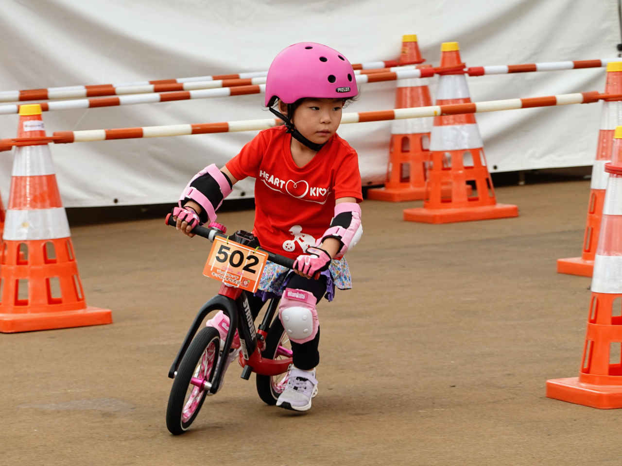 ストライダー大会のジャパンカップキックバイク大会 予備予選を快走する5歳の女の子