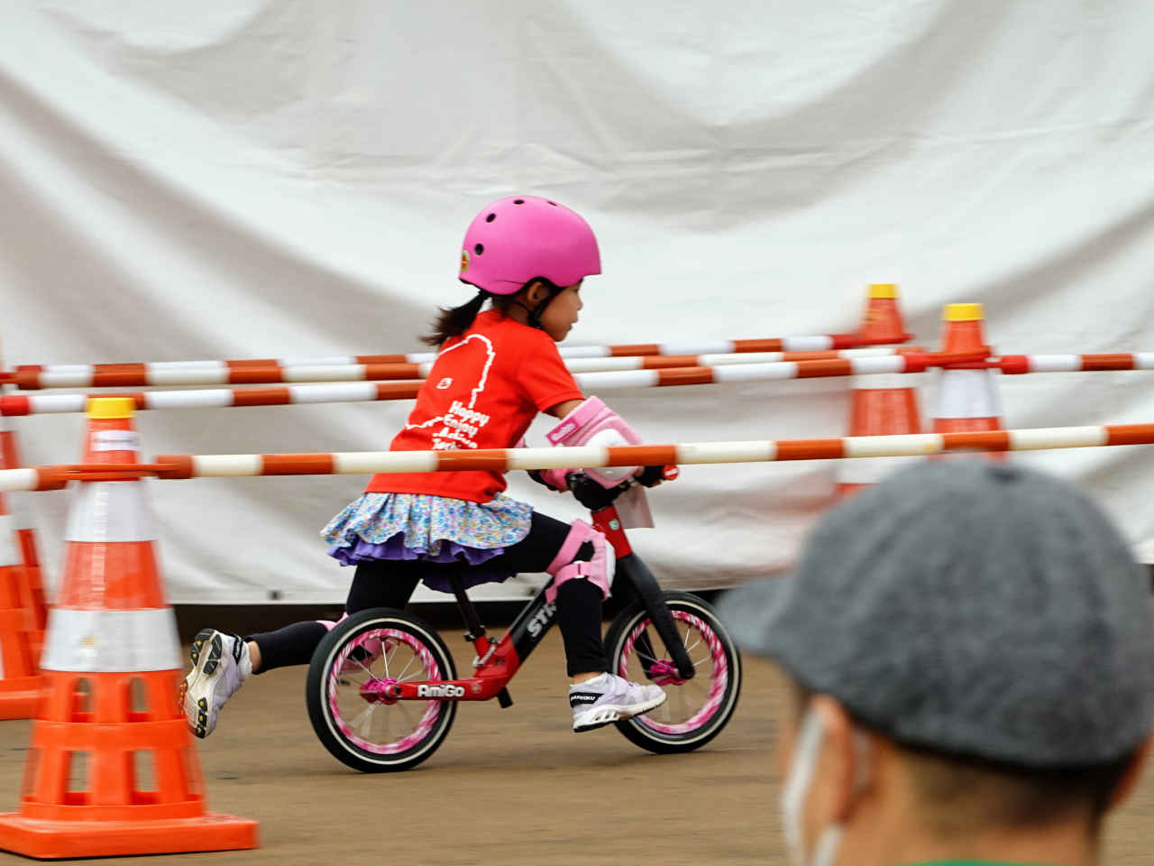 ストライダー大会のジャパンカップキックバイク大会 予備予選で快走する5歳の女の子