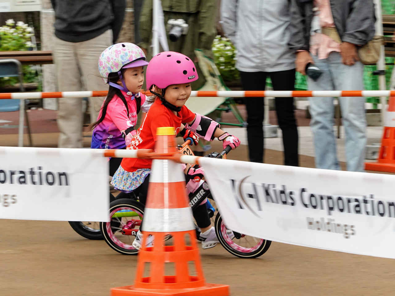 ストライダー大会のジャパンカップキックバイク大会 本予選で快走する5歳の女の子
