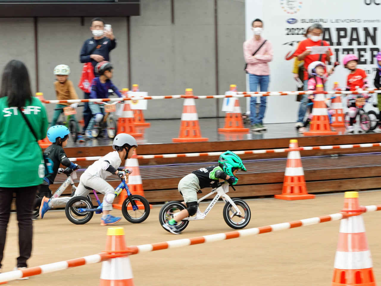 ストライダー大会のジャパンカップキックバイク大会 本予選で快走する5歳の男の子